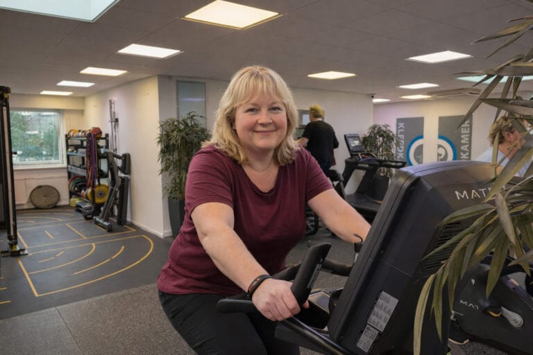 mevrouw fiets op hometrainer in Voorburg