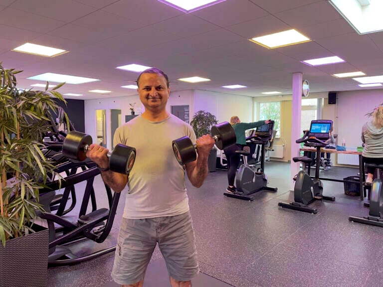 Kedar tilt dumbells op in Sport Accent Voorburg